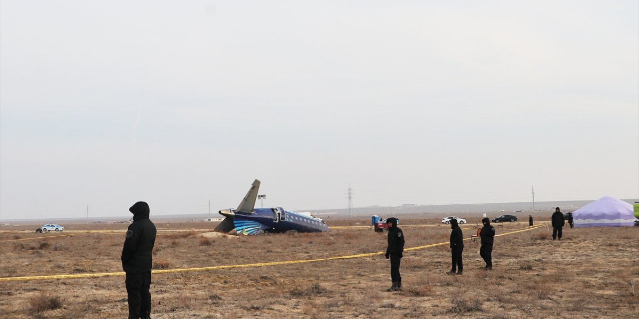 Kazakistan'da düşen uçağın bulunduğu bölgede olay yeri incelemeleri sürüyor