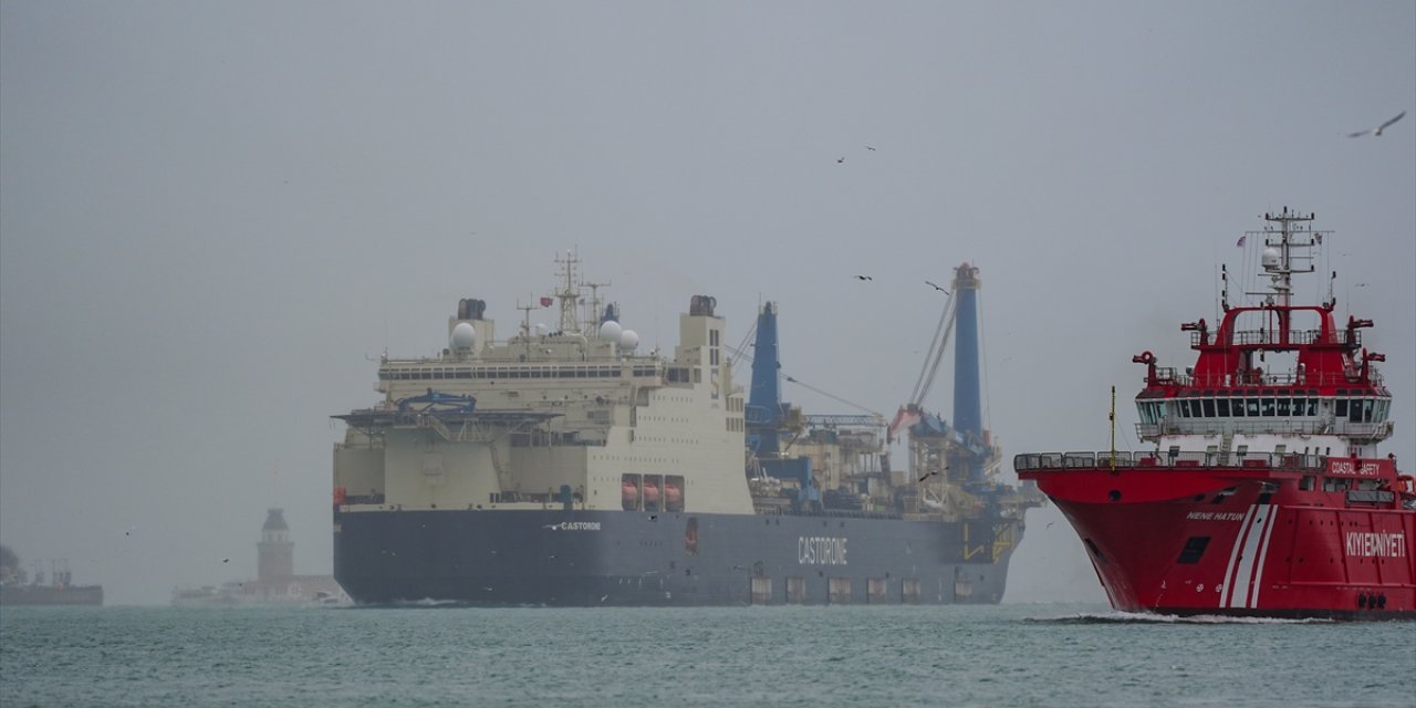 Türkiye'nin Karadeniz'de keşfettiği doğal gaz için boru döşeyecek gemi İstanbul Boğazı'ndan geçti