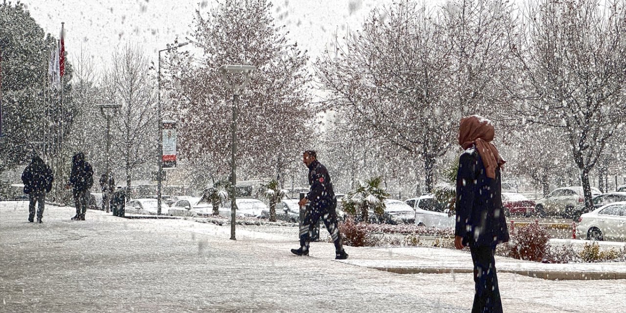 Elazığ'da kar yağışı nedeniyle 106 yerleşim yerine ulaşım sağlanamıyor