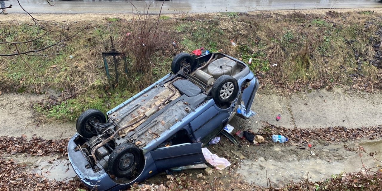 Bolu'da su kanalına devrilen otomobilin sürücüsü yaralandı