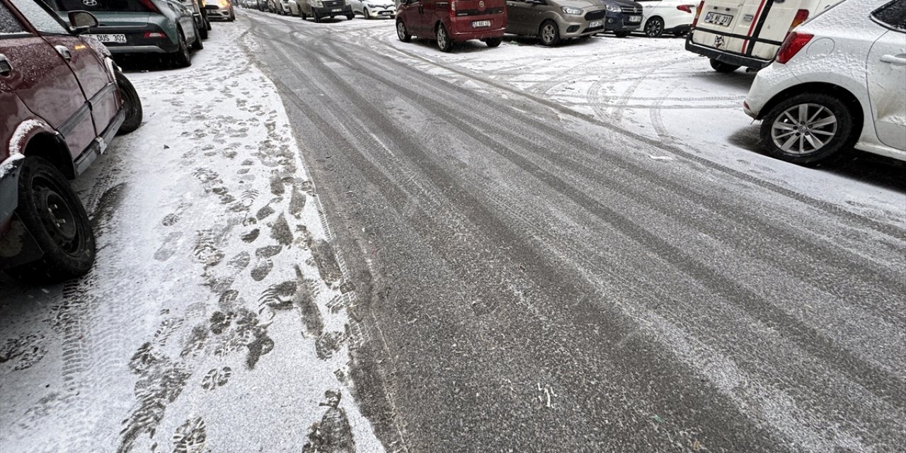 Erzurum ve Ardahan karla beyaza büründü