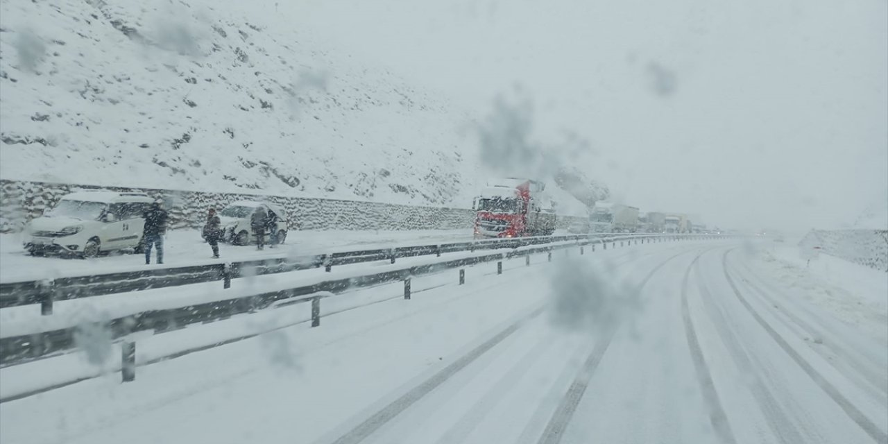 Elazığ'da kar yağışı kara yollarında ulaşımı olumsuz etkiliyor