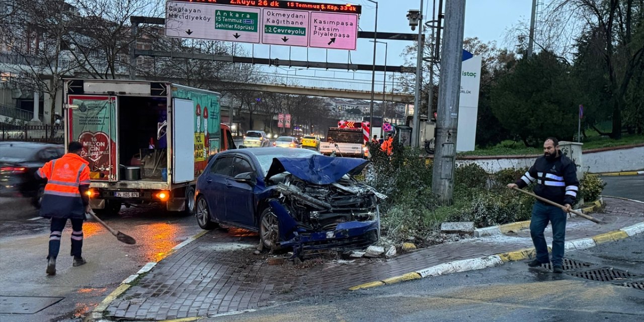 Şişli'de kaldırımdaki direğe çarpan araçtaki 2 kişi yaralandı