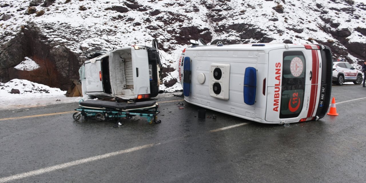 Malatya'da ambulansla kamyonetin çarpışması sonucu 7 kişi yaralandı