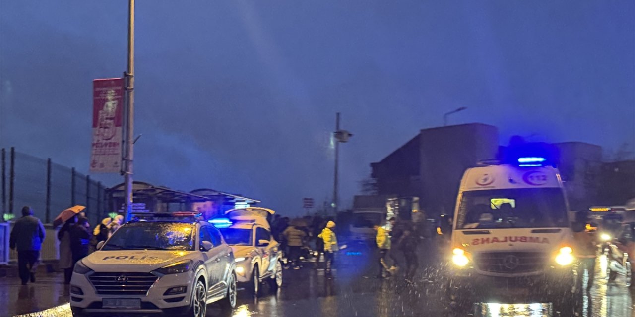 Beyoğlu'nda devrilen motosikletin sürücüsü yaralandı