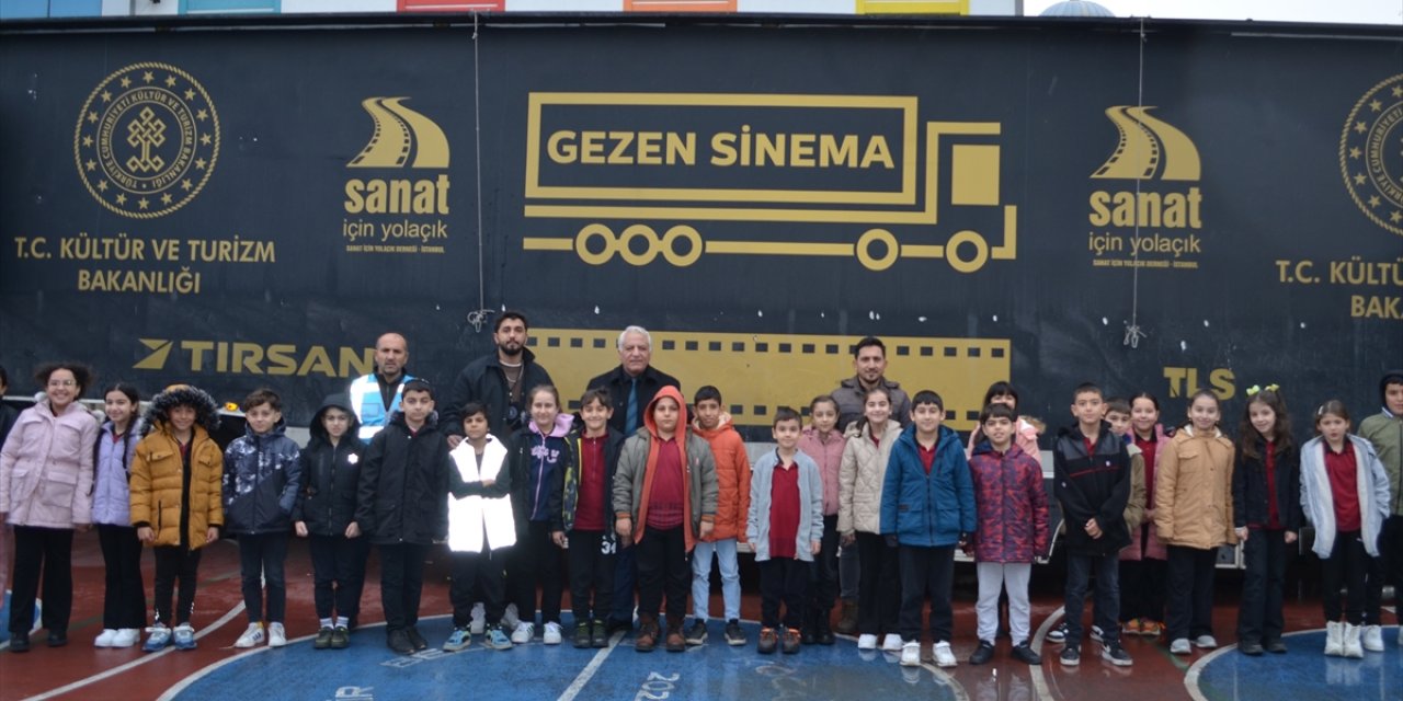 "Gezen sinema tırı" Kocaeli'de çocuklarla buluştu