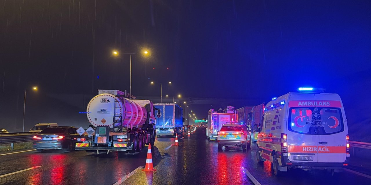 Kuzey Marmara Otoyolu'nda tıra çarpan otomobilin sürücüsü öldü