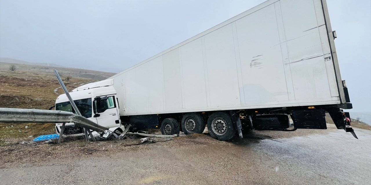 Karabük’te tırın şarampole devrilme anı kameraya yansıdı