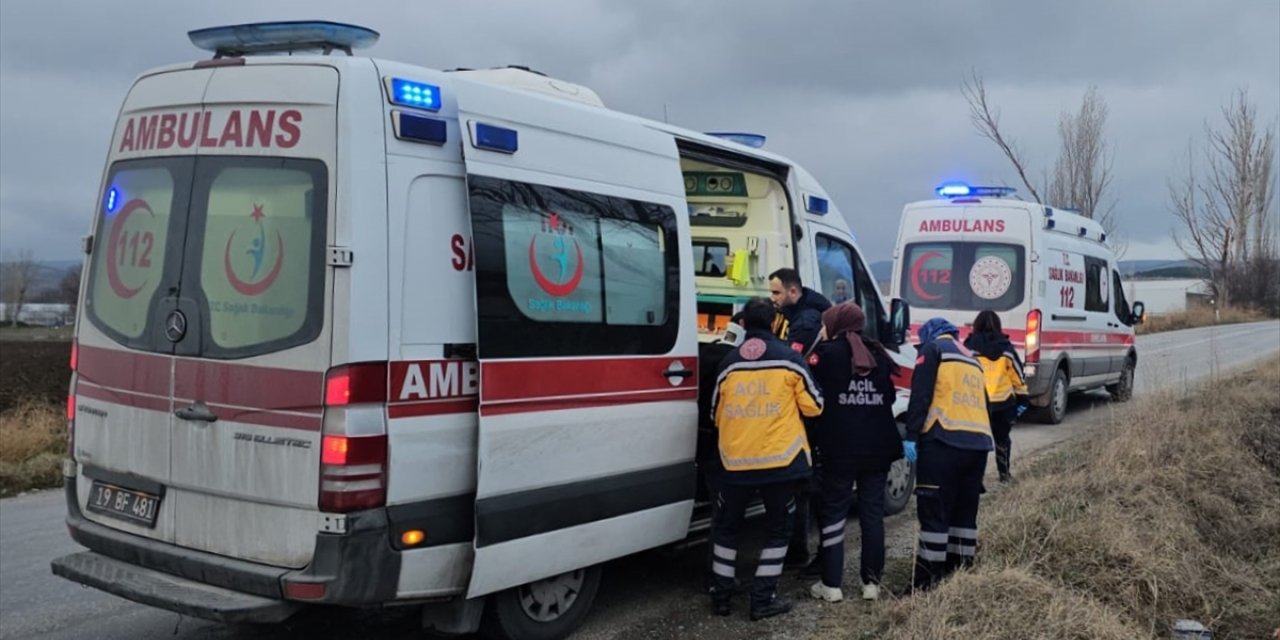 Çorum’da kamyonla çarpışan otomobildeki 2 kişi yaralandı