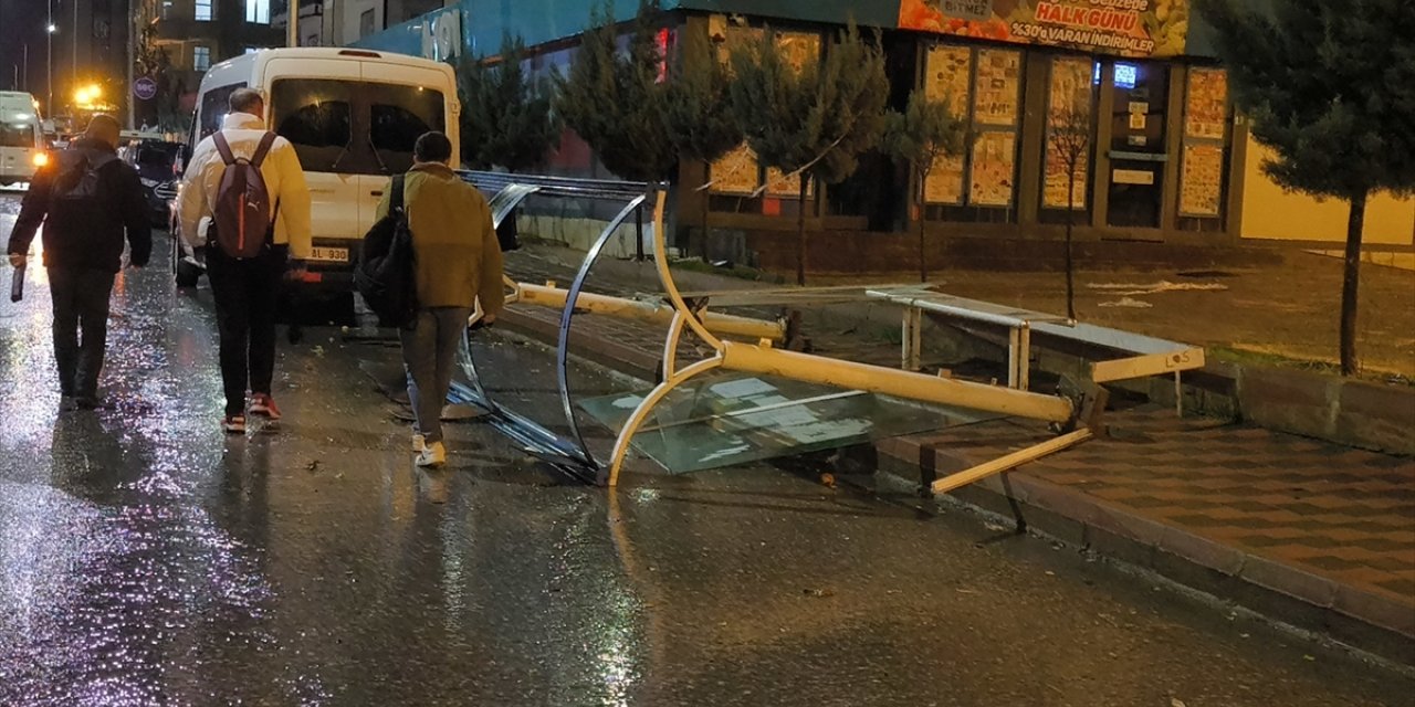 Siirt'te şiddetli rüzgar otobüs durağının devrilmesine yol açtı