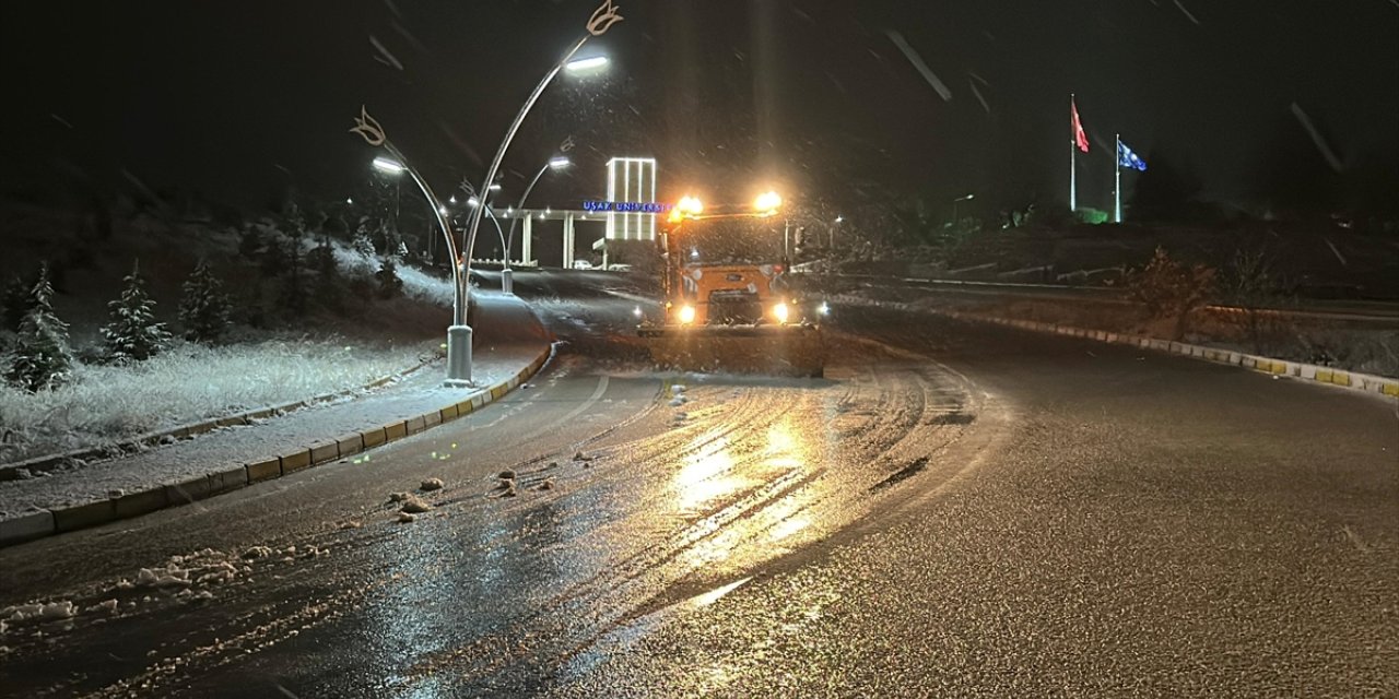 Uşak'ta kar etkili oluyor