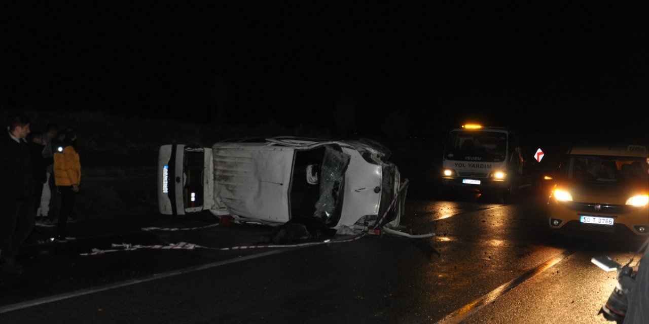 Nevşehir'de devrilen hafif ticari araçtaki 1 kişi öldü, 1 kişi yaralandı