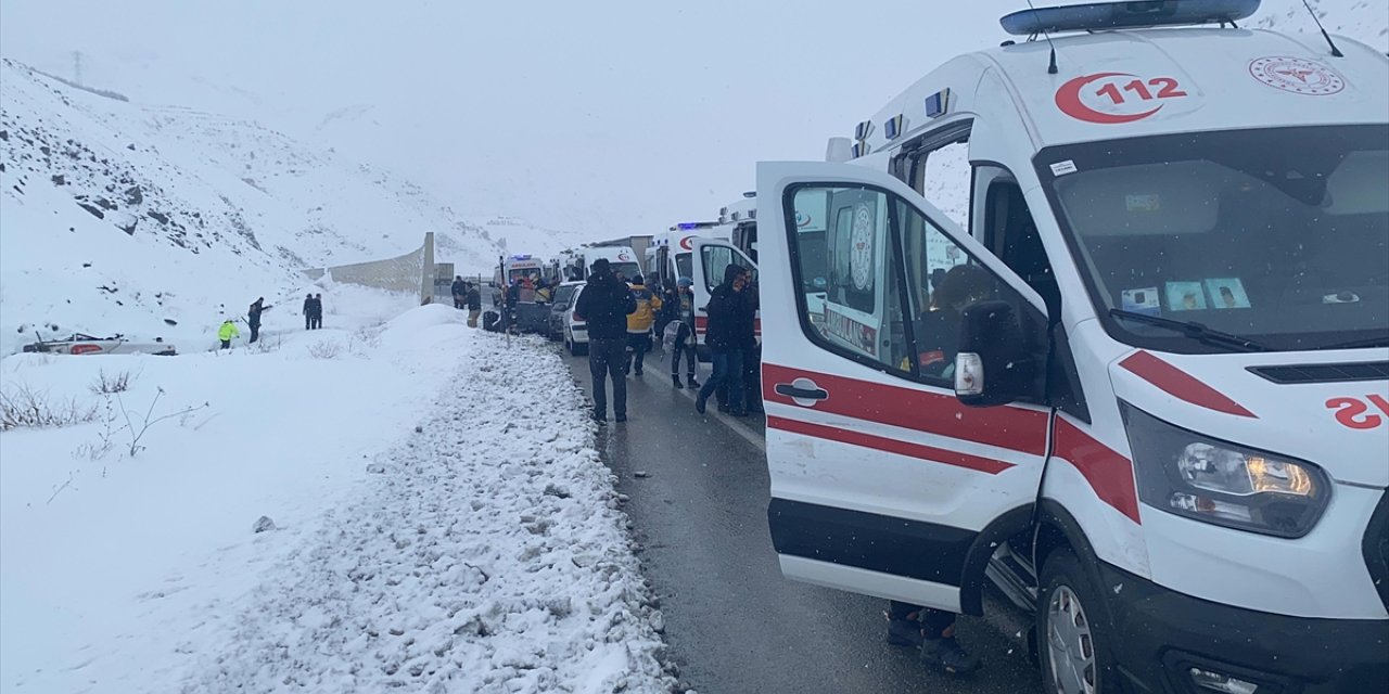 Erzincan'da yolcu otobüsü şarampole devrildi