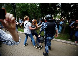 Rusya'da muhalif gazeteciye destek yürüyüşü yapanlar gözaltına alındı