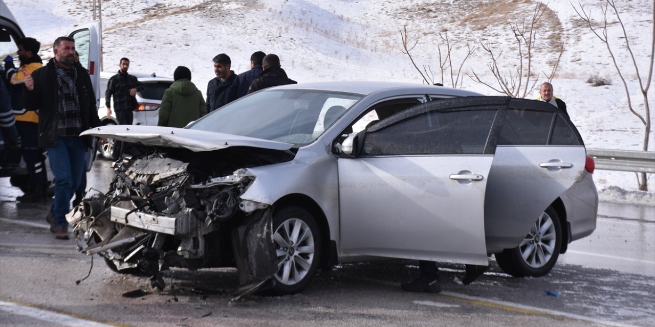 Van'da bariyerlere çarpan otomobildeki 5 kişi yaralandı