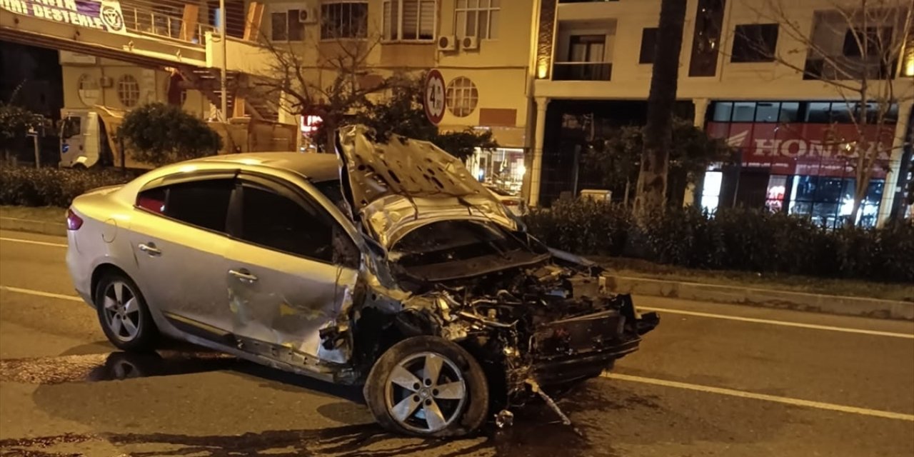 Antalya'da iki otomobilin çarpıştığı kazada 1 kişi öldü, 1 kişi yaralandı