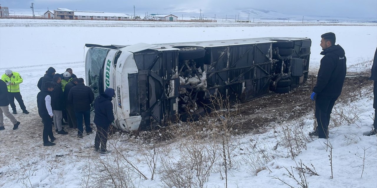 Kars'ta yolcu otobüsü devrildi