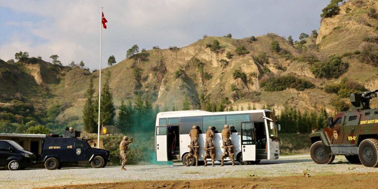 Aydın'da özel harekat polislerinden rehine kurtarma ve meskun mahal tatbikatı