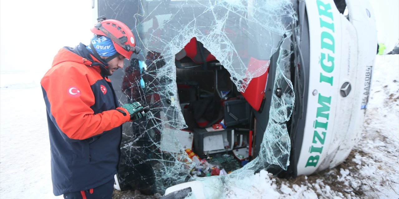 GÜNCELLEME 2 - Kars'ta yolcu otobüsü devrildi, 23 kişi yaralandı