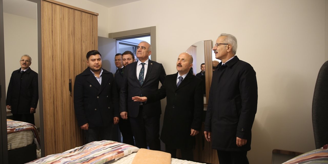 Ulaştırma ve Altyapı Bakanı Uraloğlu, Adıyaman'da kalıcı konut inşaat alanını inceledi