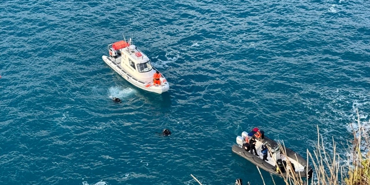 Antalya'da otomobille falezlerden denize düşen genci arama çalışmaları sürüyor