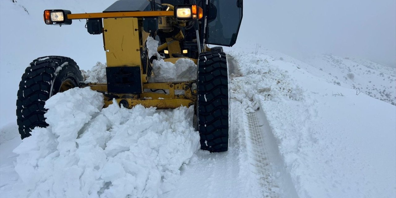 Elazığ'da kar nedeniyle kapanan 103 köy yolu ulaşıma açıldı