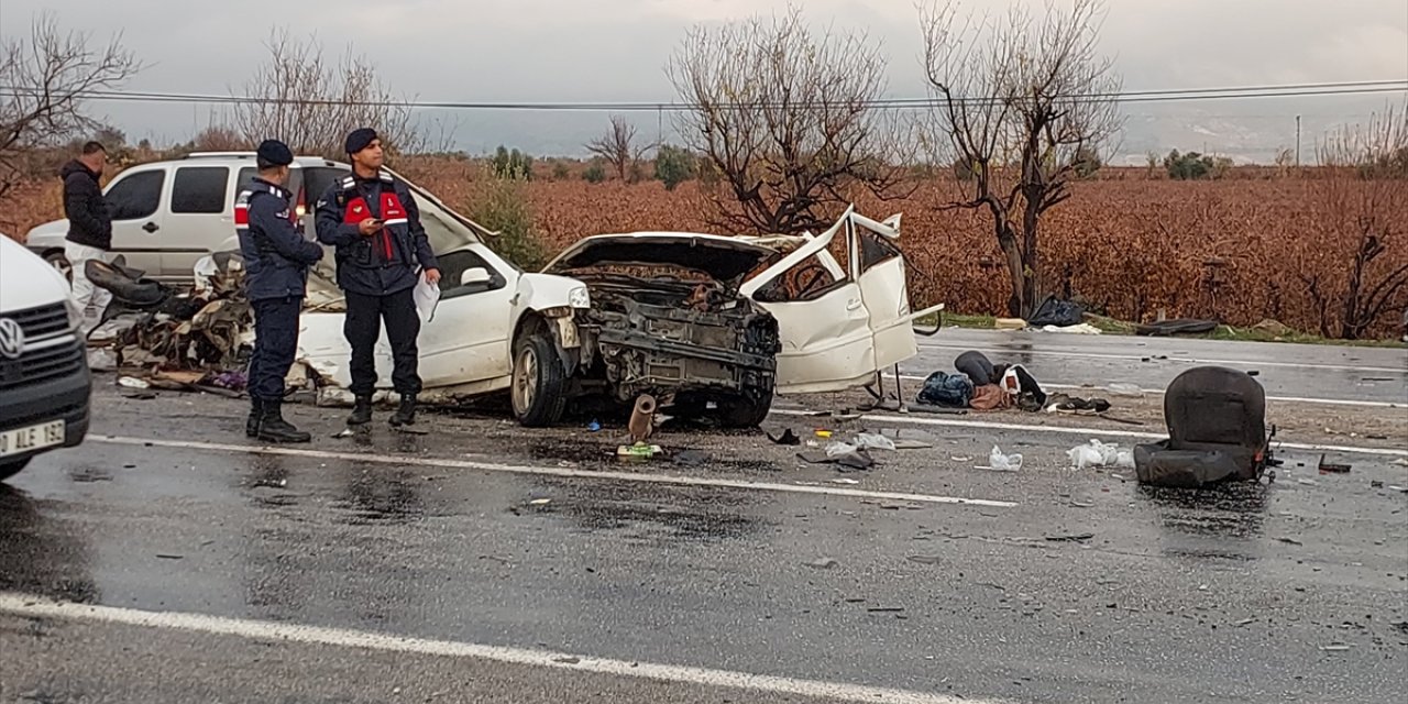 GÜNCELLEME - Denizli'de iki otomobilin çarpıştığı kazada 3 kişi öldü, 3 kişi yaralandı