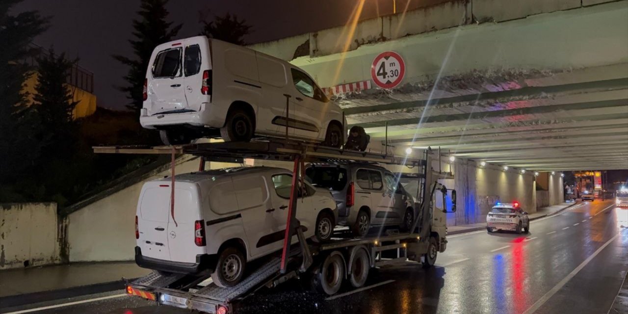 Sancaktepe'de üst geçide çarpan taşıyıcıdaki 3 araç zarar gördü