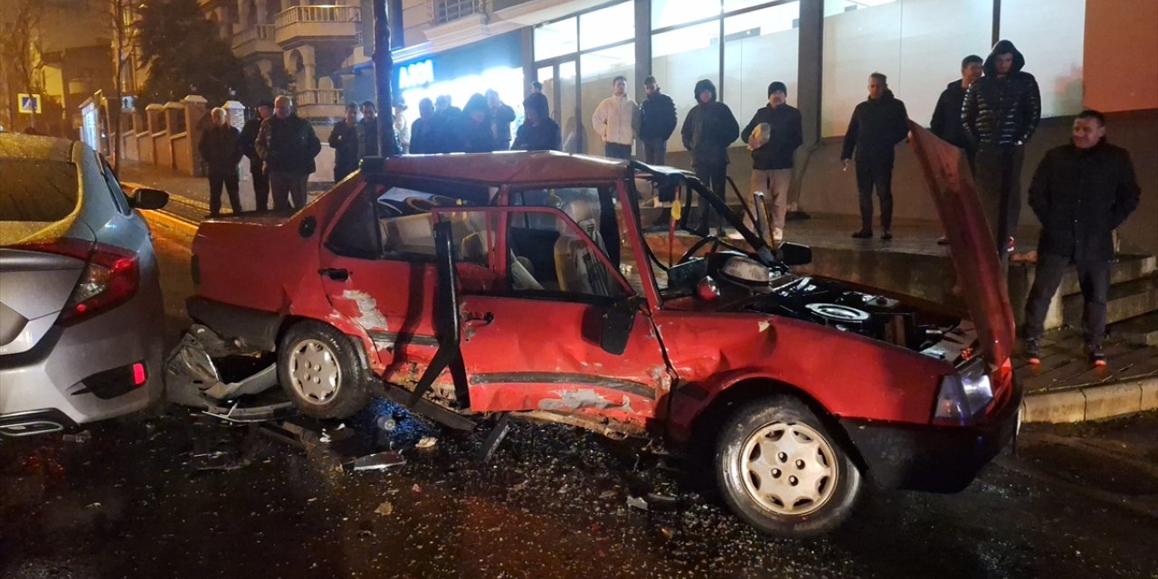 Samsun'da iki otomobilin çarpıştığı kazada 3 kişi yaralandı