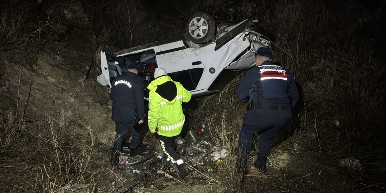 Kütahya'da şarampole devrilen otomobildeki 2 kişi ağır yaralandı