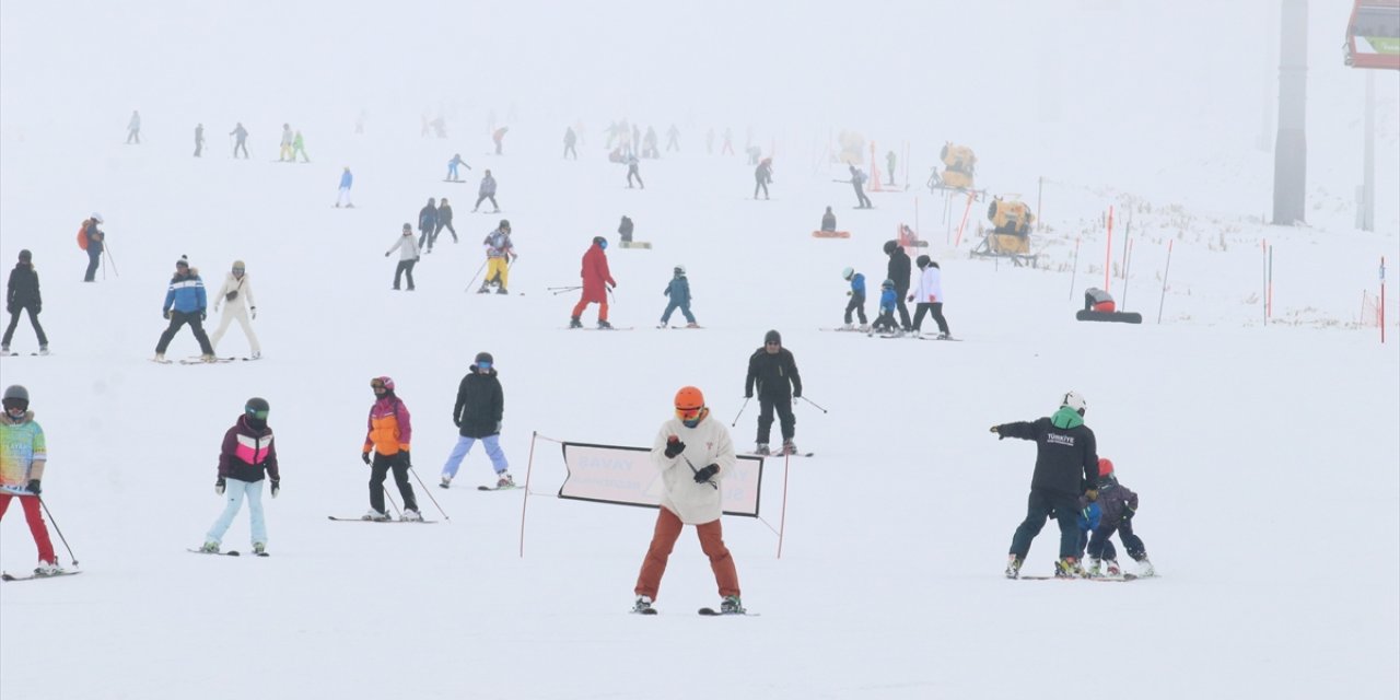 Erciyes Kayak Merkezi'nde hafta sonu yoğunluğu yaşandı