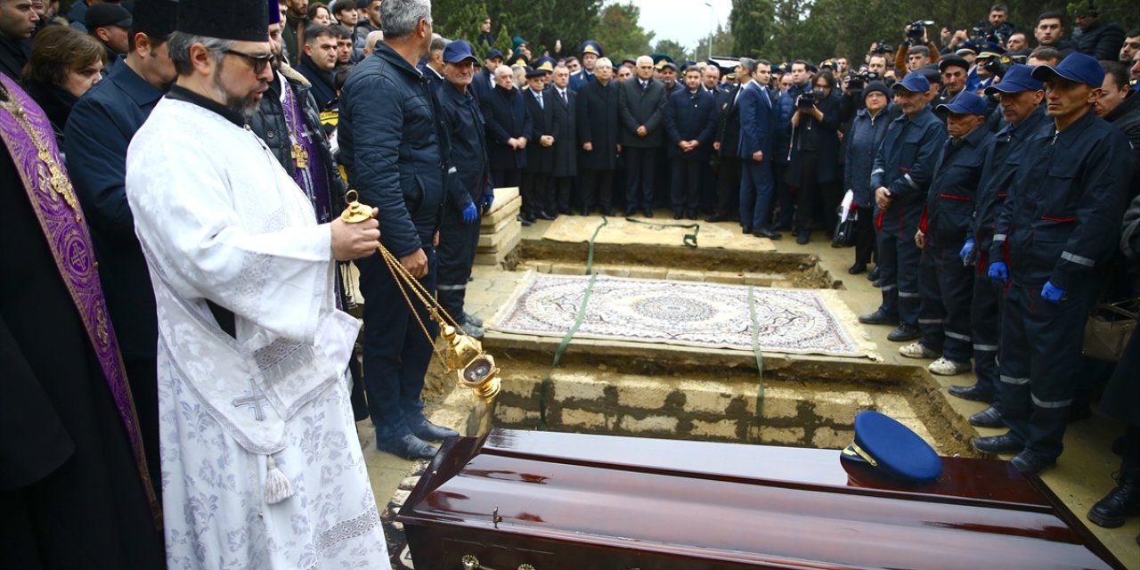 Düşürülen Azerbaycan uçağında yaşamını yitiren mürettebat törenle defnedildi