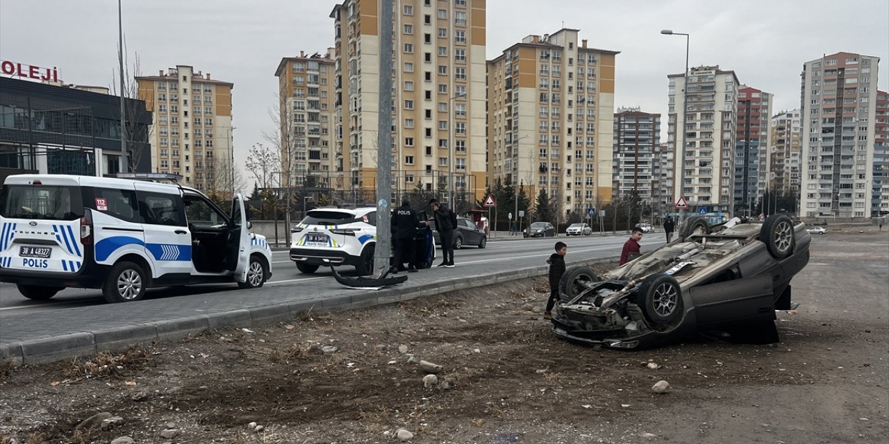 Kayseri'de devrilen otomobildeki 3 kişi yaralandı