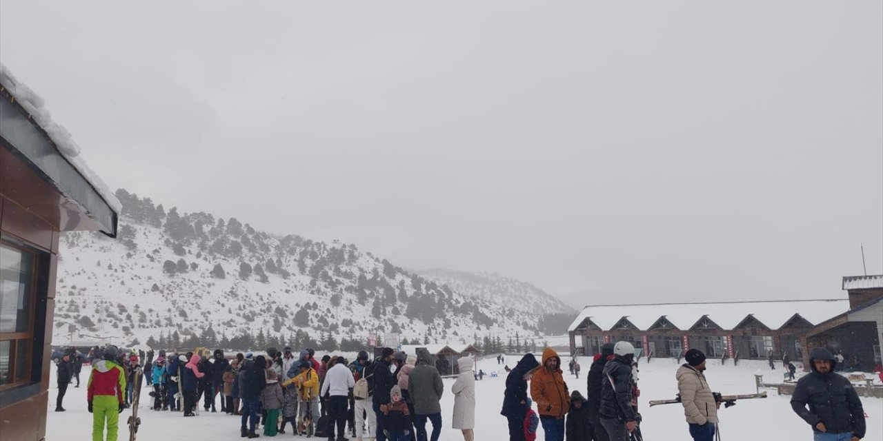 Sezonu dün açan Davraz Kayak Merkezi, iki günde yaklaşık 18 bin kişiyi ağırladı