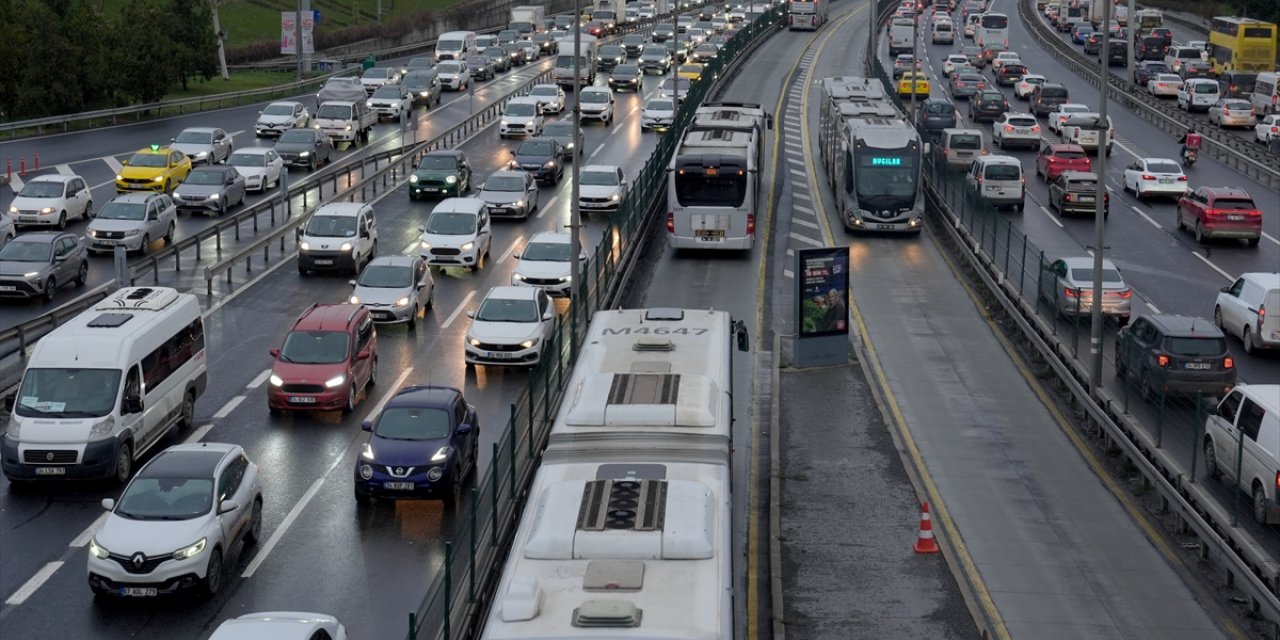 İstanbul'da haftanın ilk iş gününde trafik yoğunluğu yaşanıyor