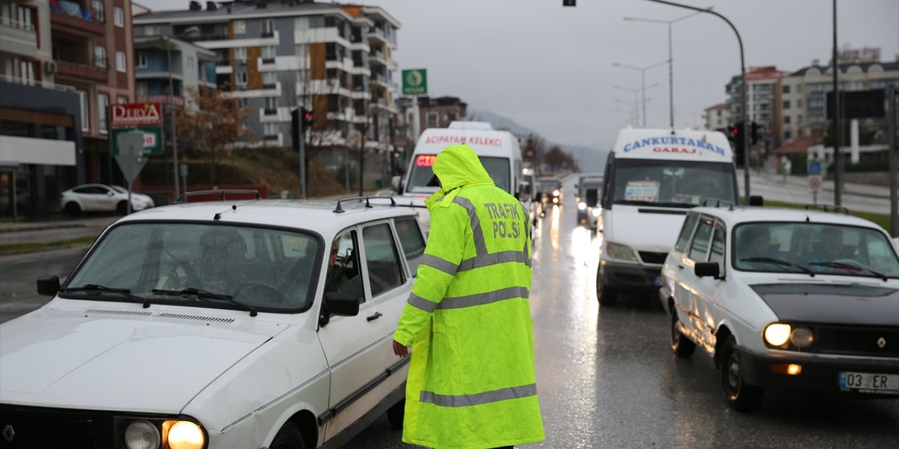 Denizli-Antalya kara yolu kar yağışı nedeniyle tek yönlü ulaşıma kapatıldı