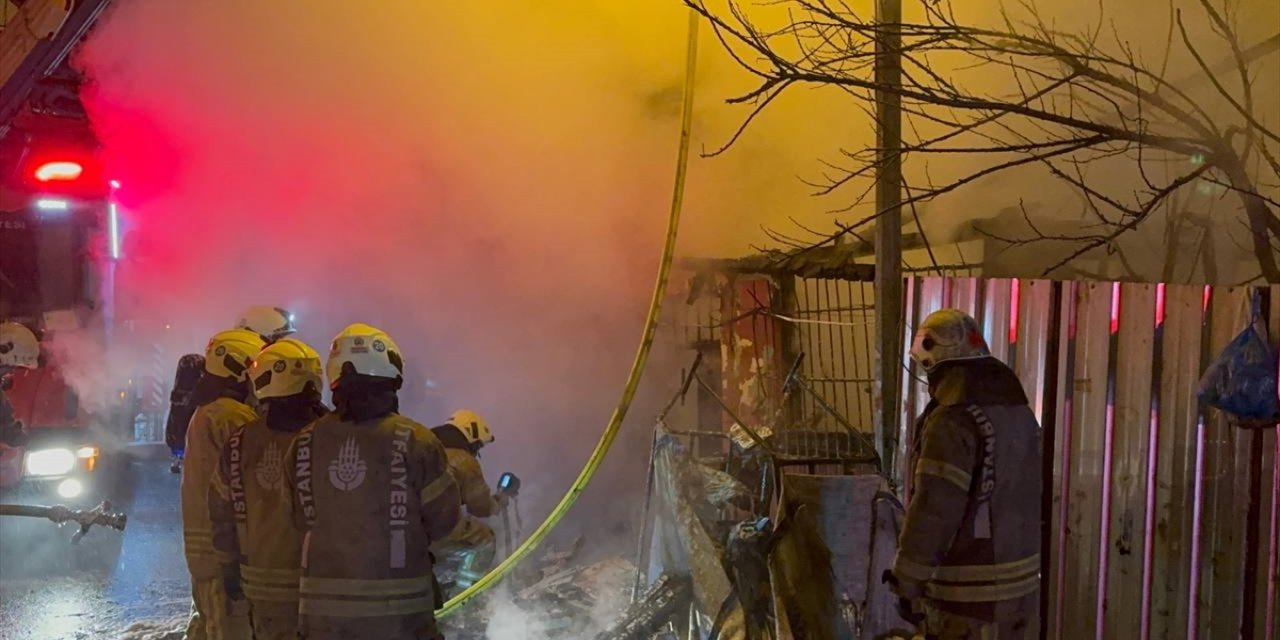 GÜNCELLEME - Beyoğlu'nda metruk binada çıkan yangında 1 kişi öldü