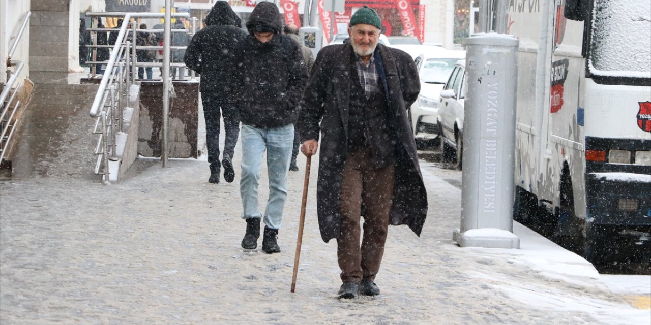 Yozgat'ta kar yağışı etkili oluyor