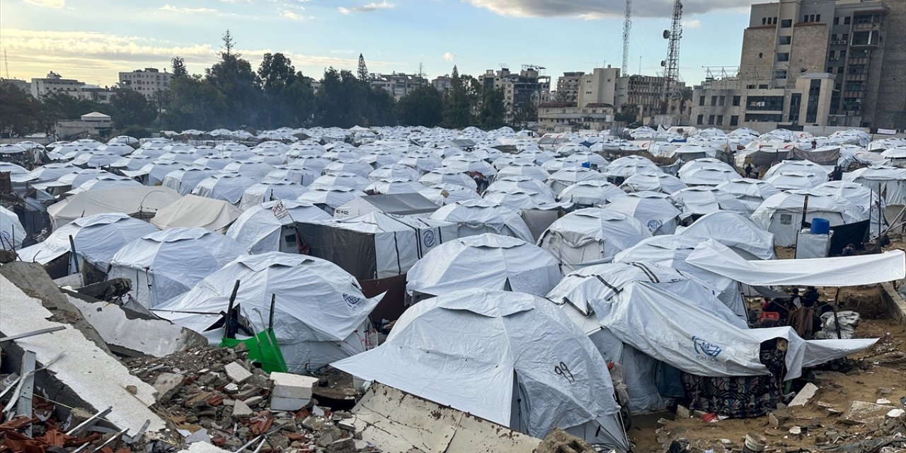 İsrail saldırıları altında ikinci kışa giren Gazzeliler, derme çatma çadırlarda yaşam mücadelesi veriyor