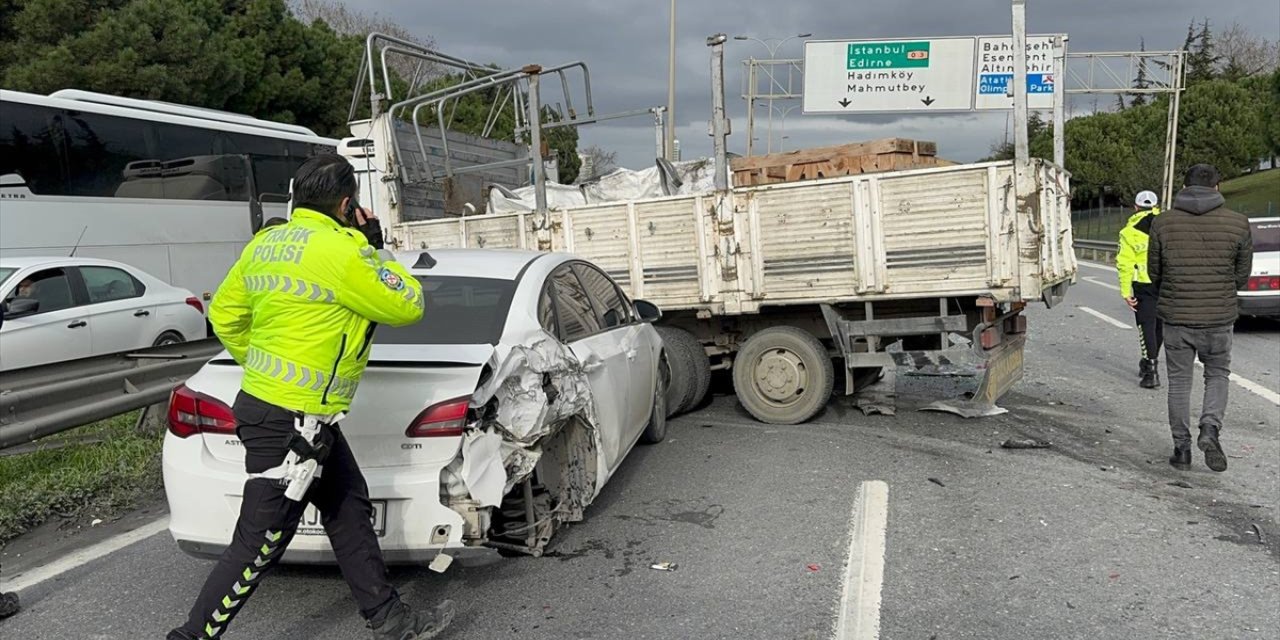 İstanbul'da zincirleme trafik kazasında 4'ü çocuk 8 kişi yaralandı