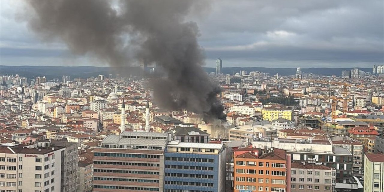 Şişli'de yıkım işlemi yapılan binada çıkan yangına müdahale ediliyor