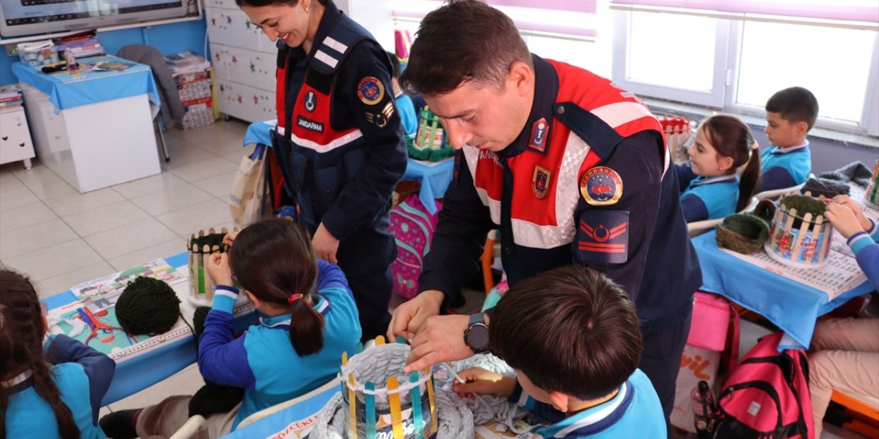 Kırşehir'de ilkokul öğrencileri, Mehmetçik'e mektup yazarak bere ve atkı gönderdi