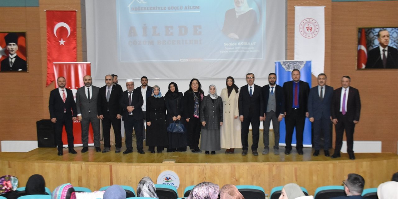 Artvin'de "Ailede Çözüm Becerileri" konferansı düzenlendi