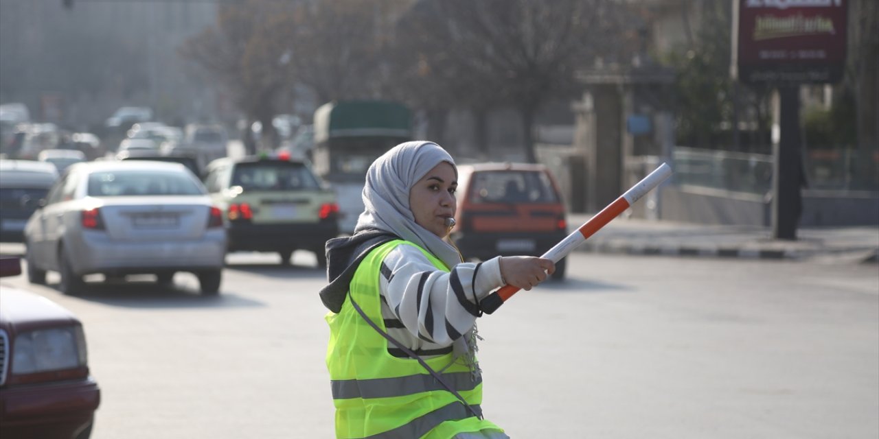 Suriye'nin Halep kentinde gençler, trafik sorununu çözmek için gönüllü oluyor