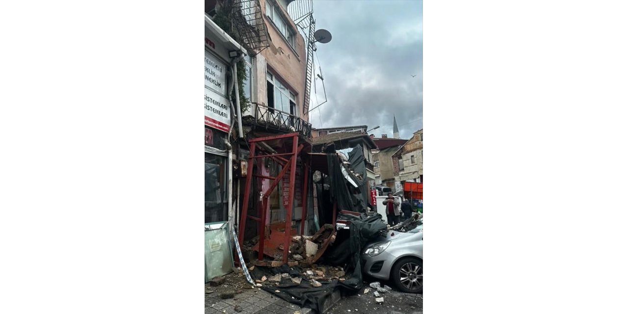 Sarıyer'de metruk binanın çöken balkonundan düşen parçalar 2 araca zarar verdi