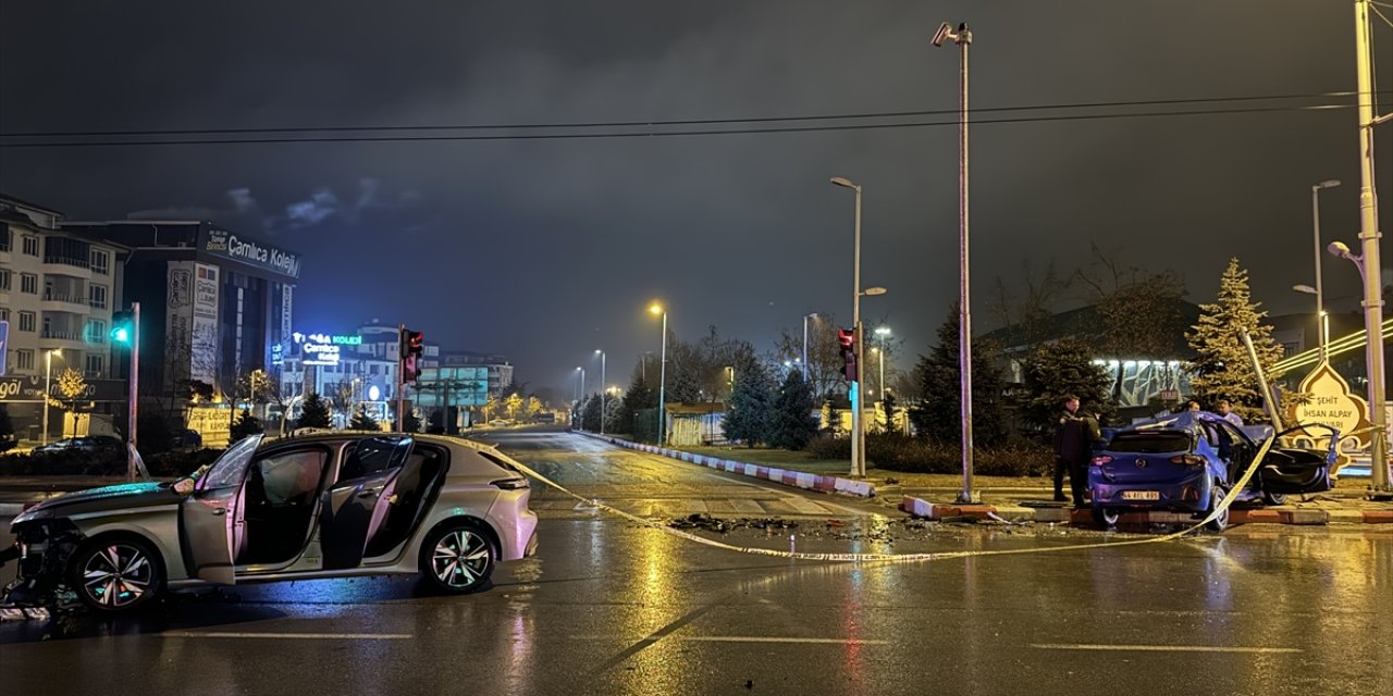 Malatya'da iki otomobilin çarpıştığı kazada 1 kişi öldü, 3 kişi yaralandı