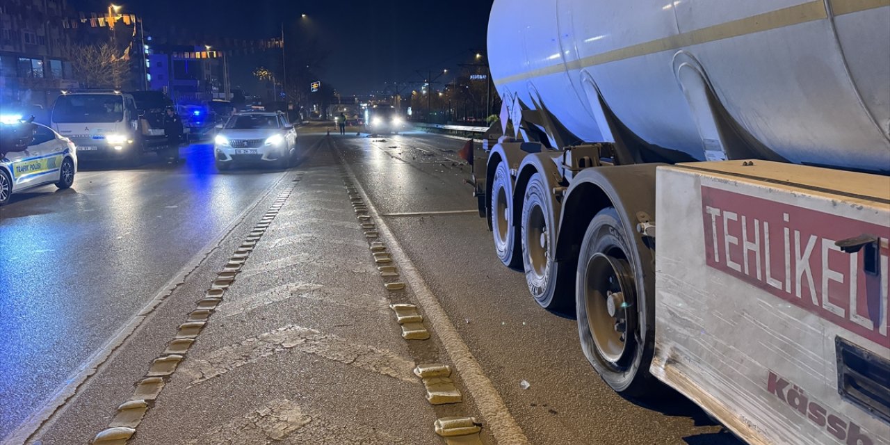 Bursa'da tankere çarpan otomobildeki 2 kişi yaralandı