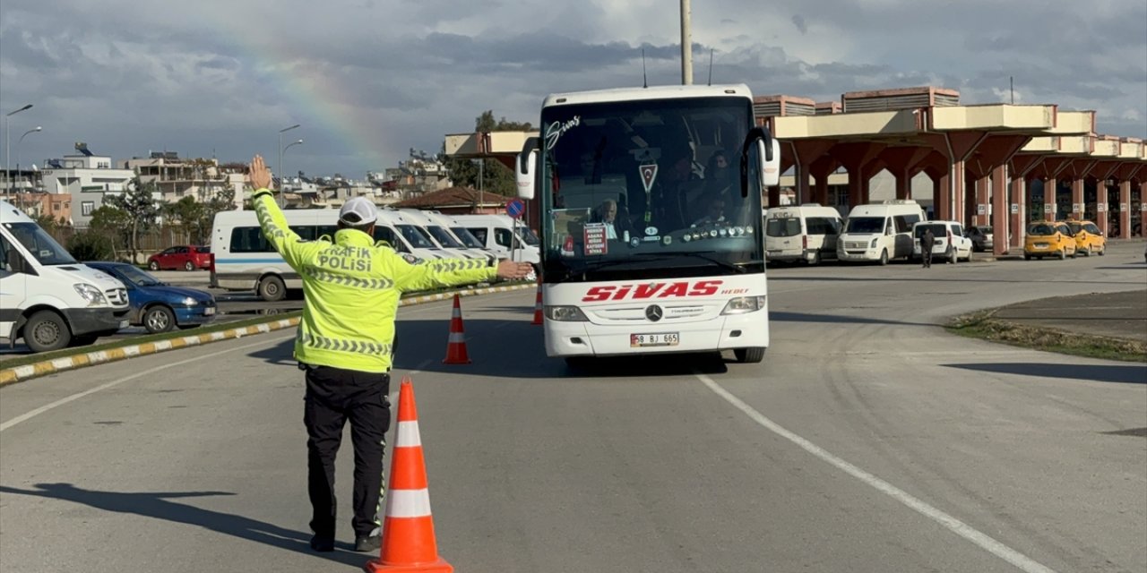 Adana'da yolcu otobüslerinde yılbaşı denetimi yapıldı