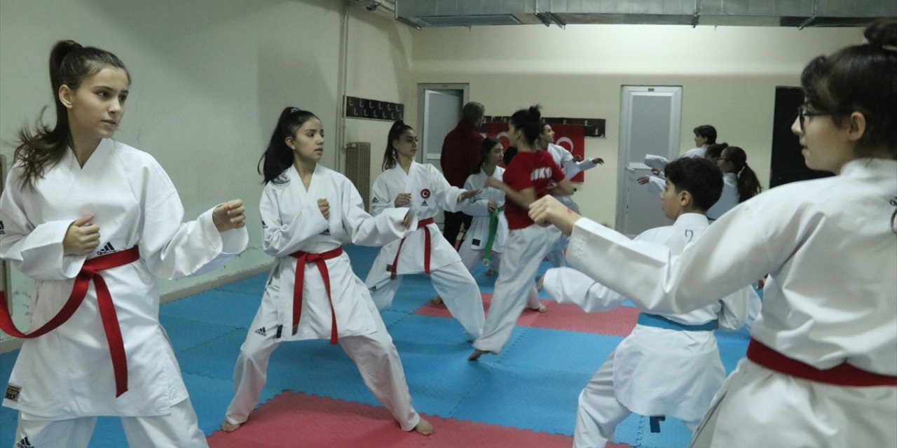 Uluslararası karate turnuvasında altın madalya kazanan Ezel'in hedefi milli takım