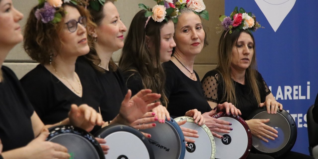 Kırklareli'nde darbuka eğitimi alan anne ve kızı aynı sahnede ritim tutuyor